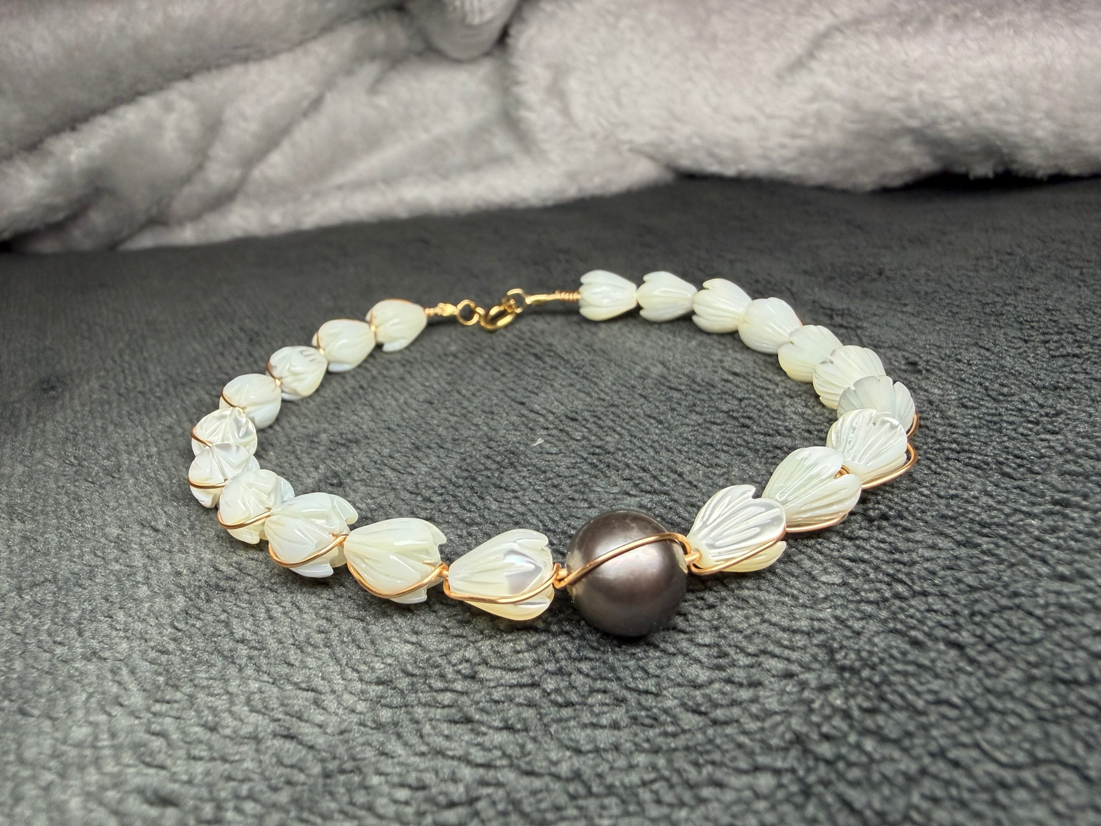 Mahina Momi Pīkake Kūpeʻe (Moon Pearl Pikake)