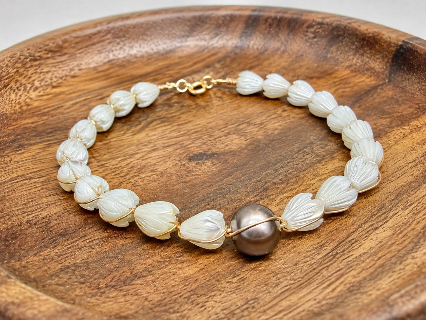 Mahina Momi Pīkake Kūpeʻe (Moon Pearl Pikake)